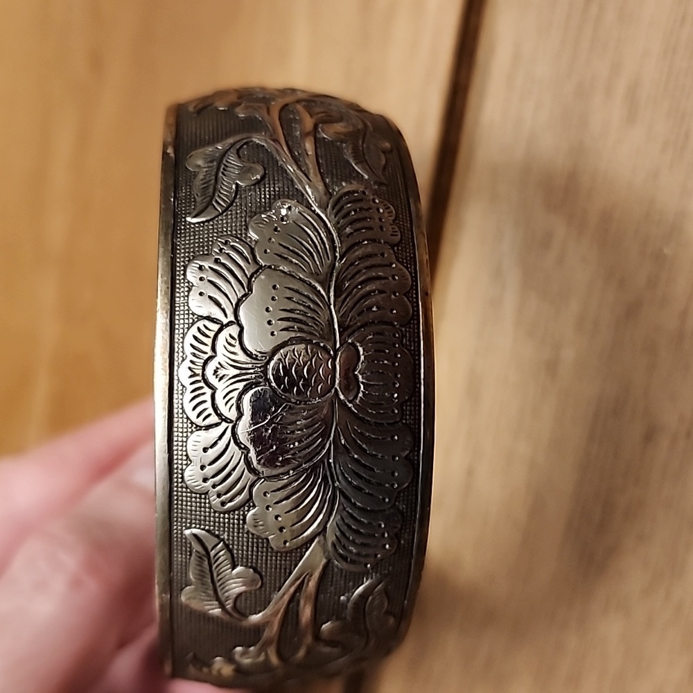 Silver colored floral bangle